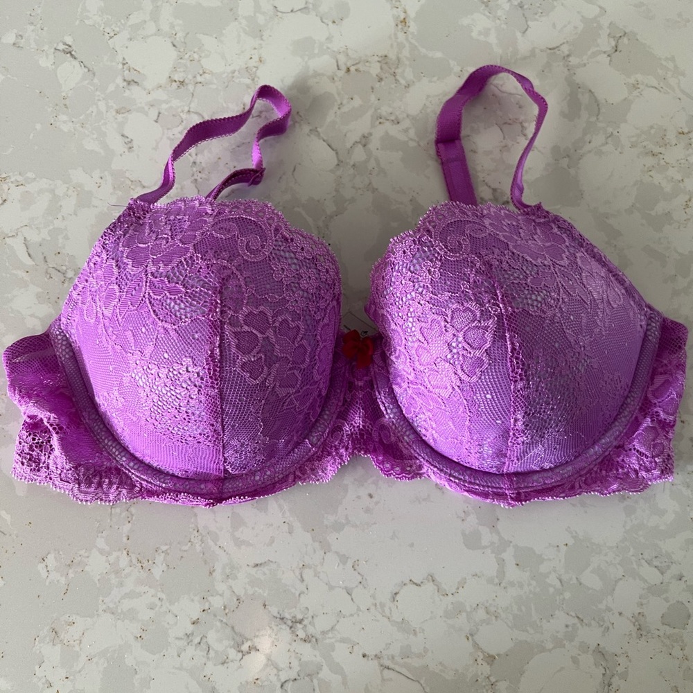 NWOT tags. Victoria’s Secret bra. 34D.